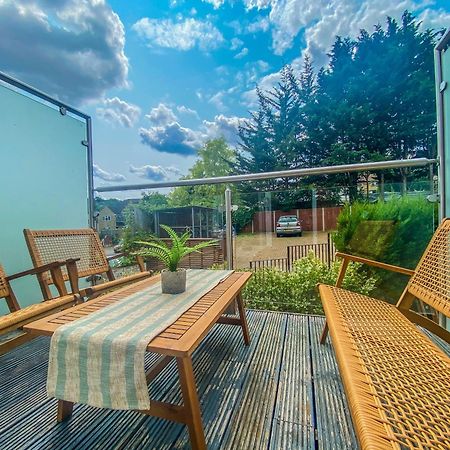 2 Bedroom City Centre Apartment In High Wycombe With Parking Zewnętrze zdjęcie