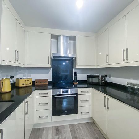 2 Bedroom City Centre Apartment In High Wycombe With Parking Zewnętrze zdjęcie