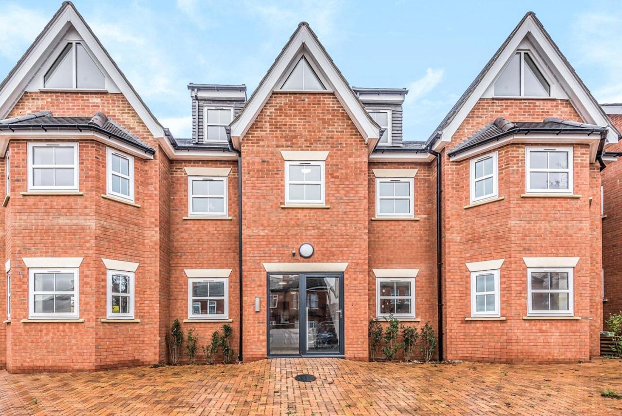 2 Bedroom City Centre Apartment In High Wycombe With Parking Zewnętrze zdjęcie