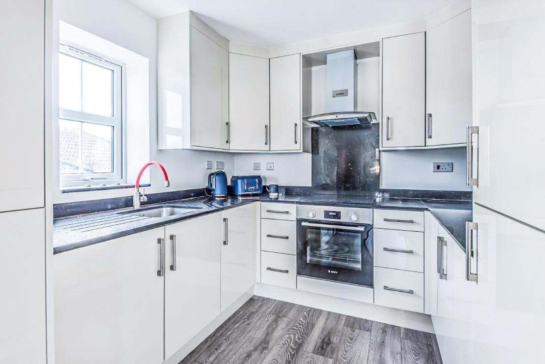 2 Bedroom City Centre Apartment In High Wycombe With Parking Zewnętrze zdjęcie