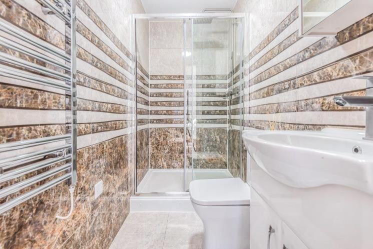 2 Bedroom City Centre Apartment In High Wycombe With Parking Zewnętrze zdjęcie