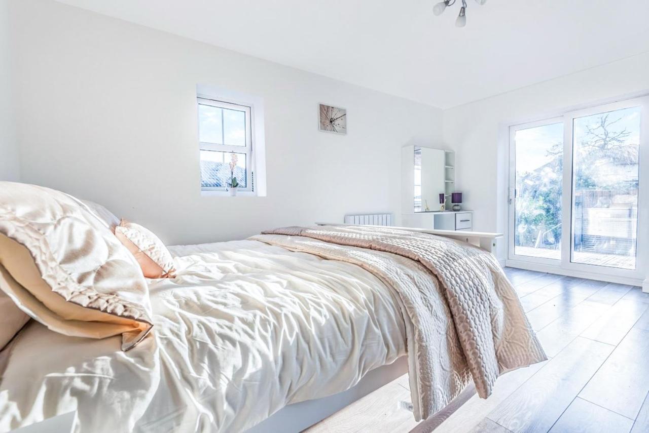 2 Bedroom City Centre Apartment In High Wycombe With Parking Zewnętrze zdjęcie