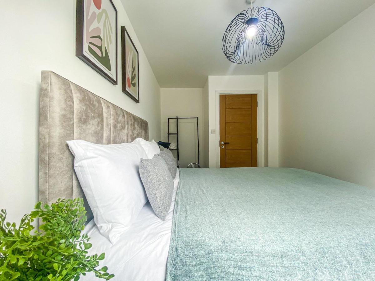 2 Bedroom City Centre Apartment In High Wycombe With Parking Zewnętrze zdjęcie