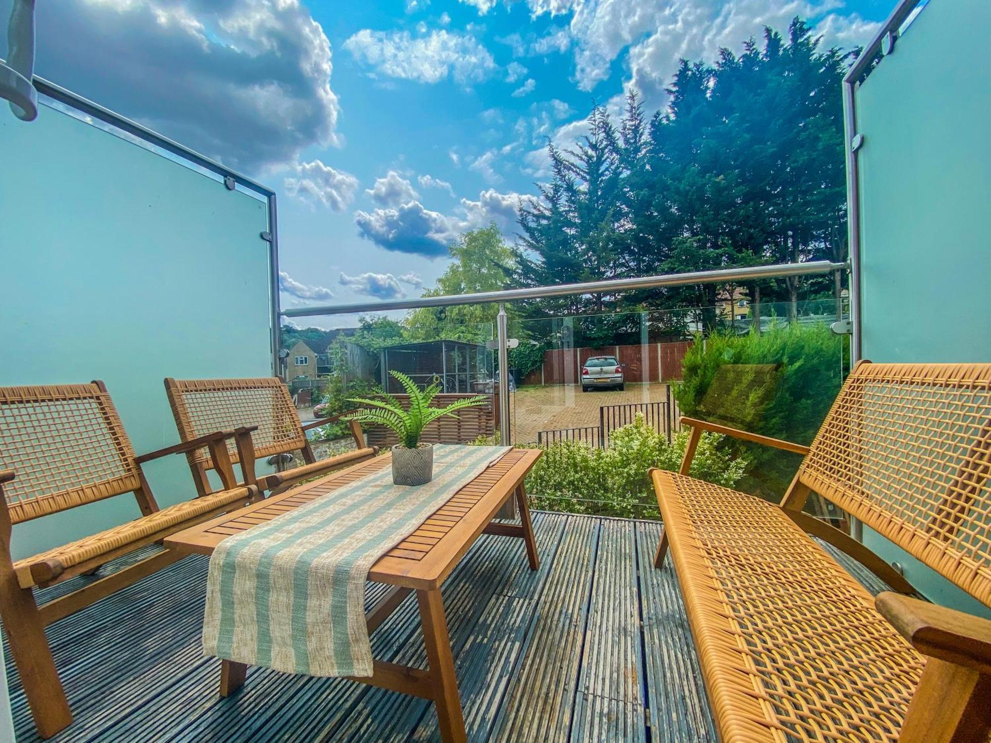2 Bedroom City Centre Apartment In High Wycombe With Parking Zewnętrze zdjęcie