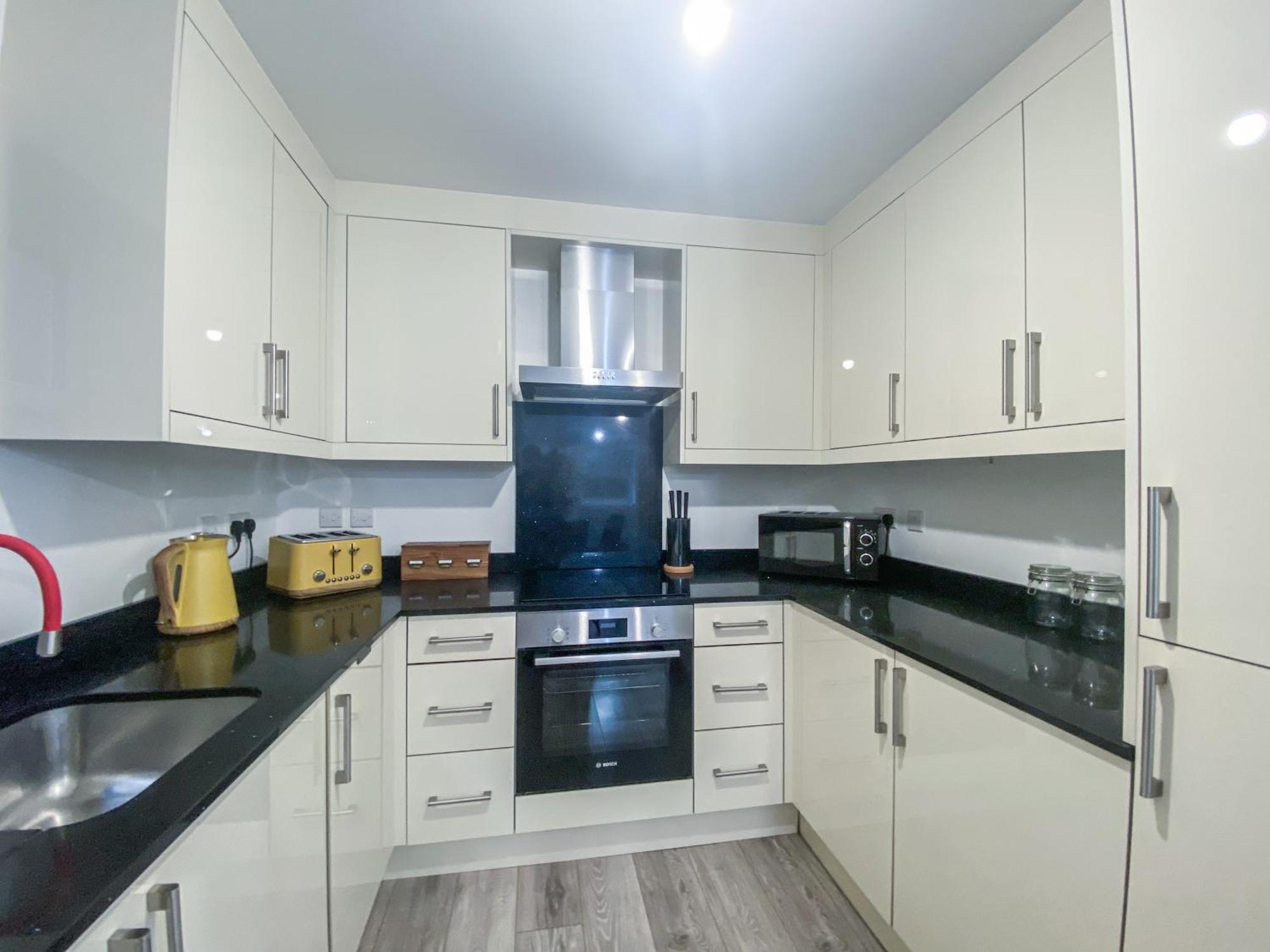 2 Bedroom City Centre Apartment In High Wycombe With Parking Zewnętrze zdjęcie