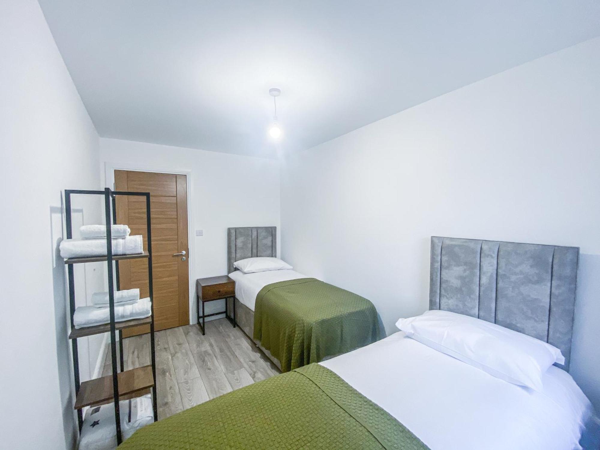 2 Bedroom City Centre Apartment In High Wycombe With Parking Zewnętrze zdjęcie