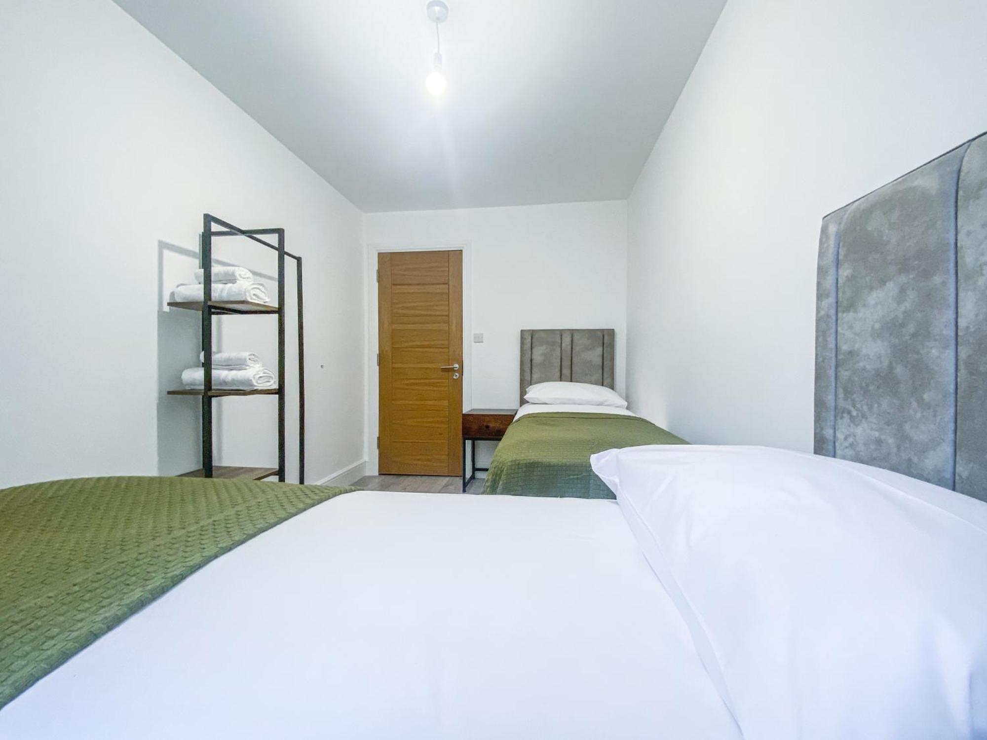 2 Bedroom City Centre Apartment In High Wycombe With Parking Zewnętrze zdjęcie