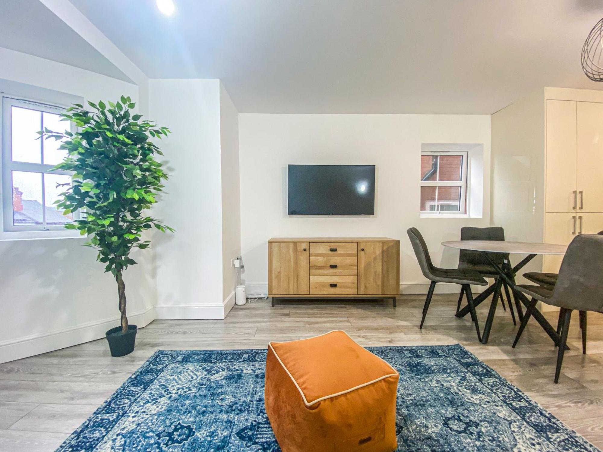 2 Bedroom City Centre Apartment In High Wycombe With Parking Zewnętrze zdjęcie