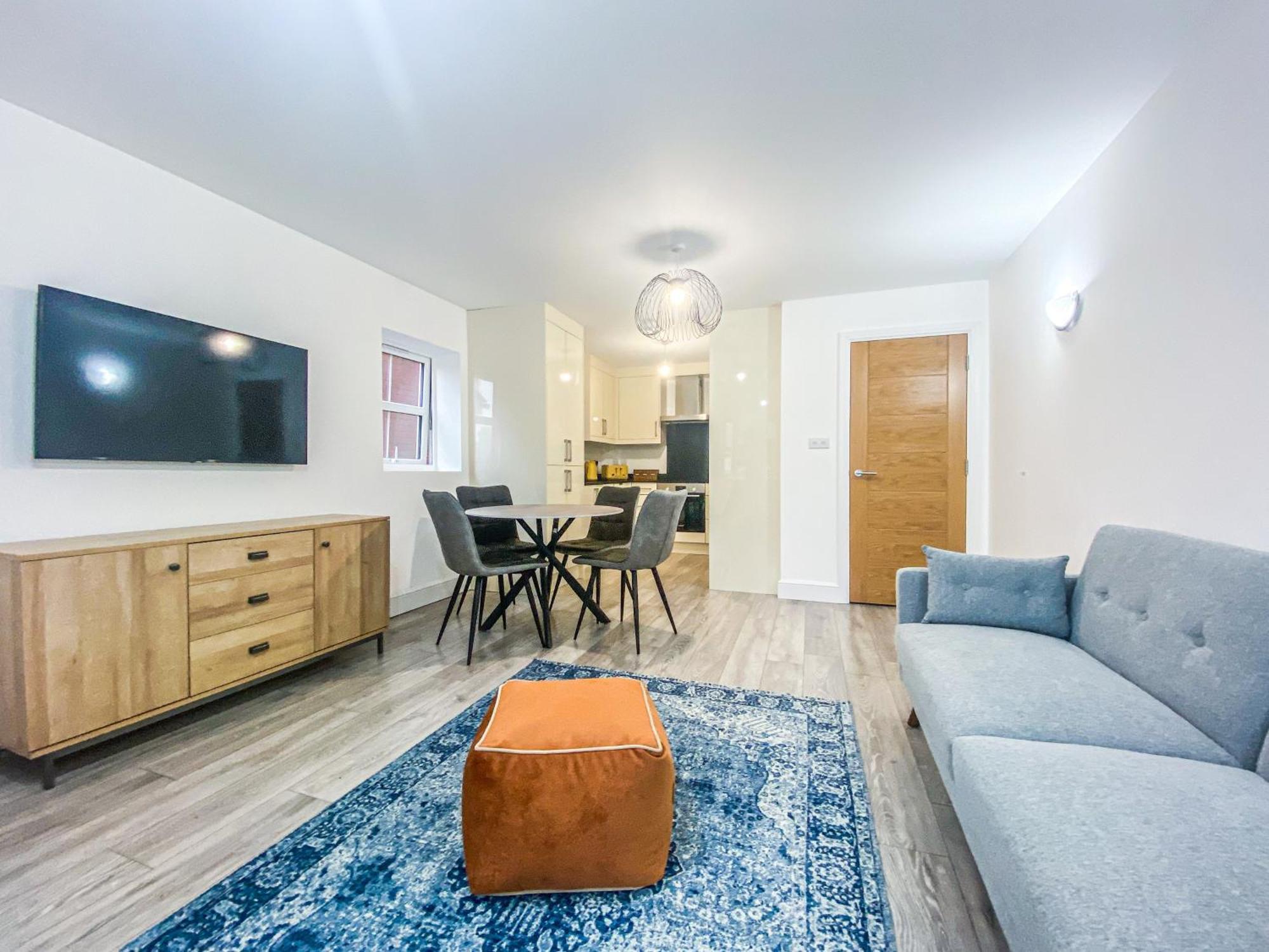 2 Bedroom City Centre Apartment In High Wycombe With Parking Zewnętrze zdjęcie