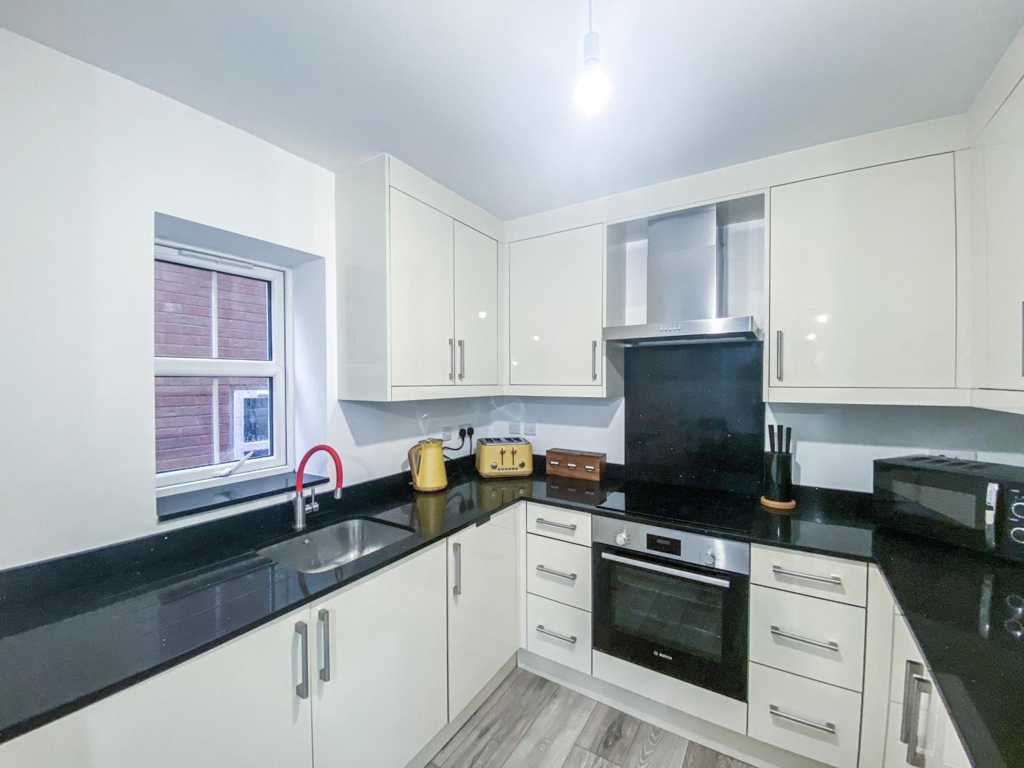 2 Bedroom City Centre Apartment In High Wycombe With Parking Zewnętrze zdjęcie