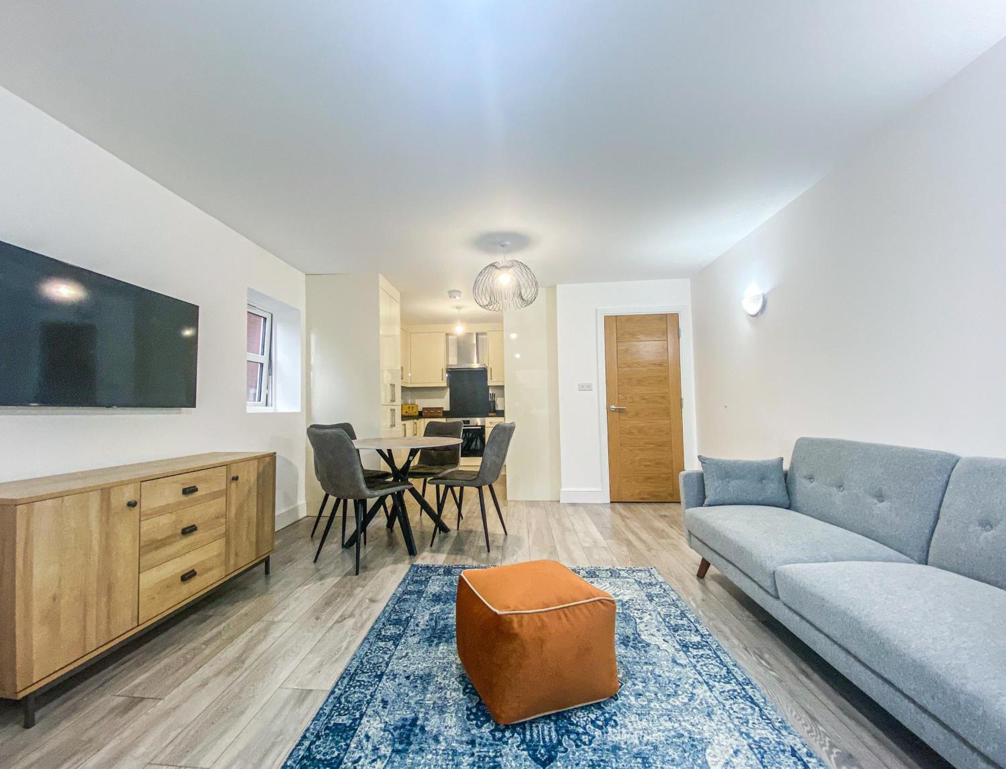 2 Bedroom City Centre Apartment In High Wycombe With Parking Zewnętrze zdjęcie