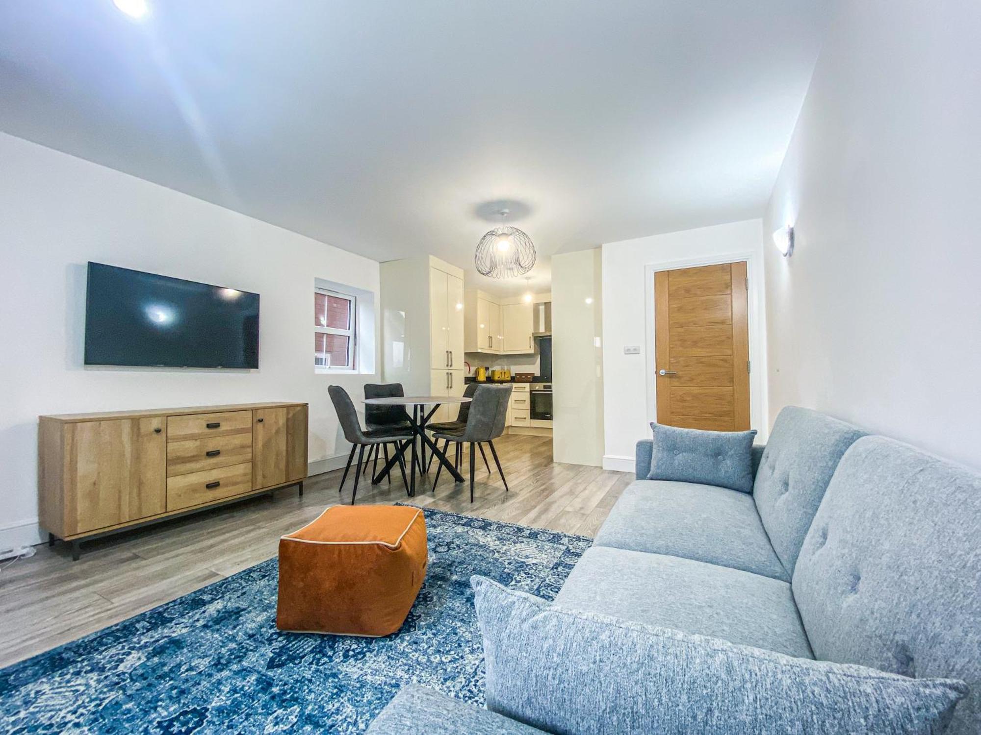 2 Bedroom City Centre Apartment In High Wycombe With Parking Zewnętrze zdjęcie