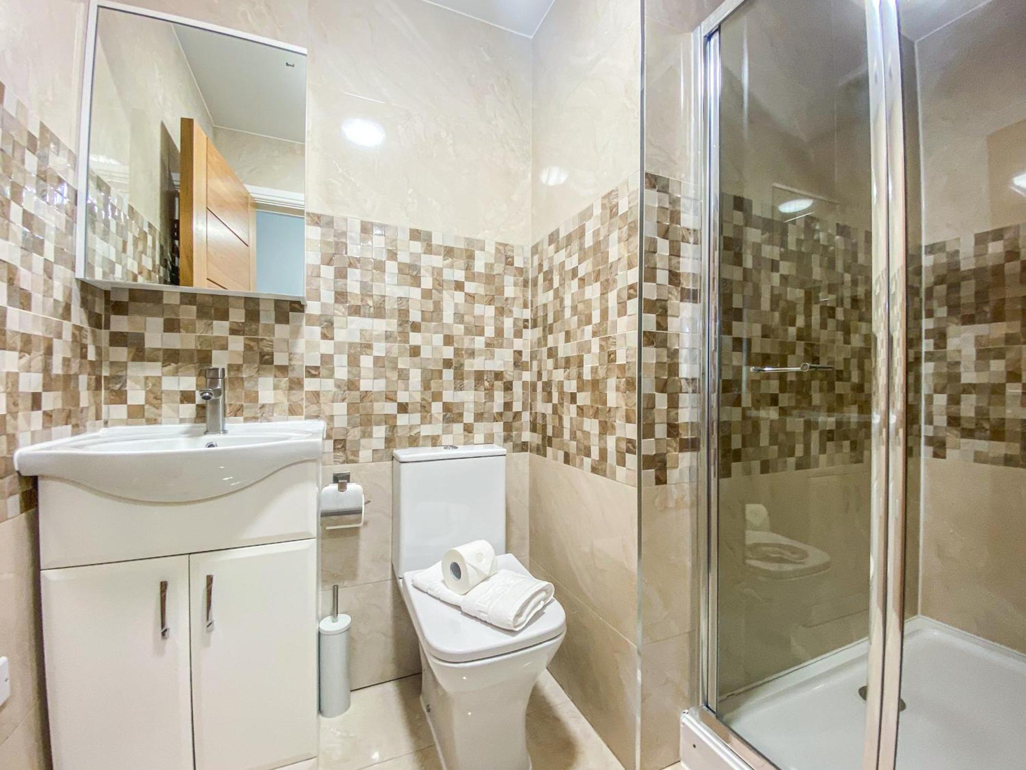 2 Bedroom City Centre Apartment In High Wycombe With Parking Zewnętrze zdjęcie