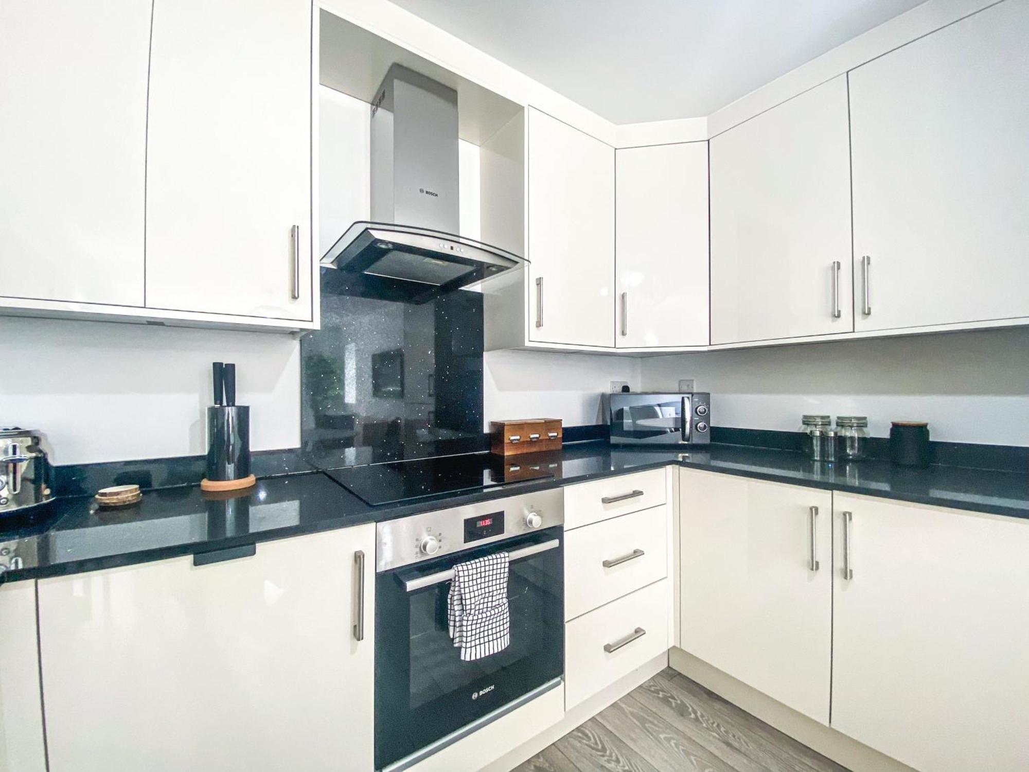 2 Bedroom City Centre Apartment In High Wycombe With Parking Zewnętrze zdjęcie