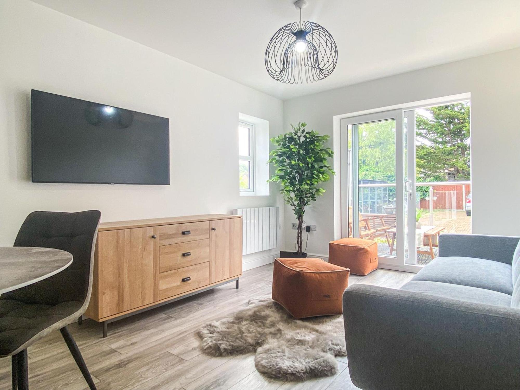 2 Bedroom City Centre Apartment In High Wycombe With Parking Zewnętrze zdjęcie