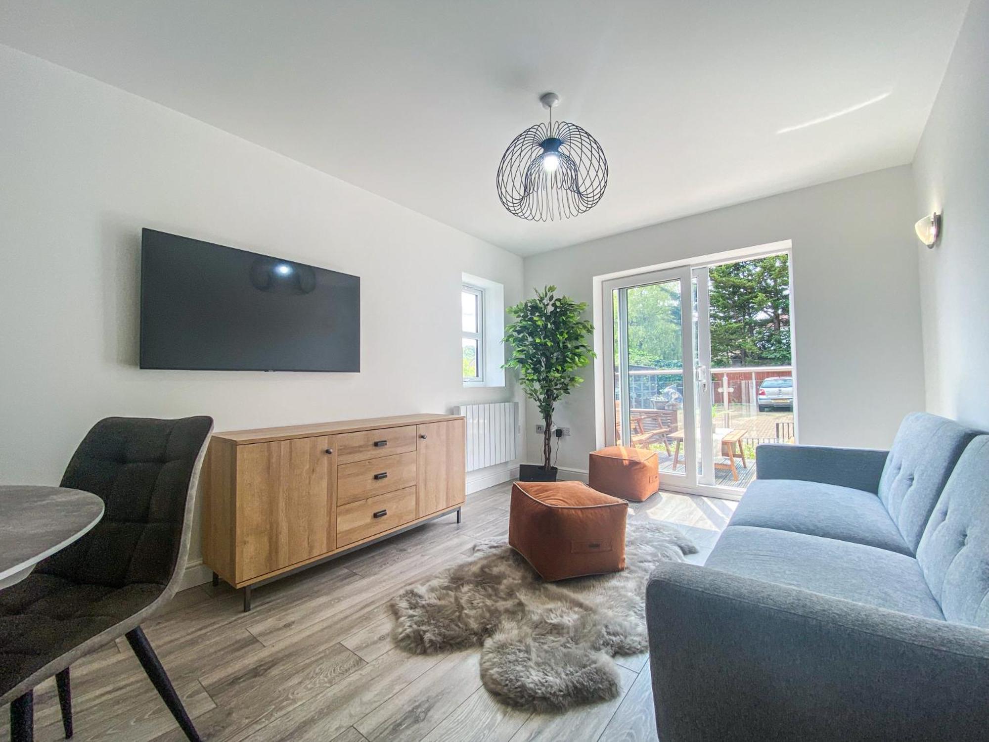 2 Bedroom City Centre Apartment In High Wycombe With Parking Zewnętrze zdjęcie