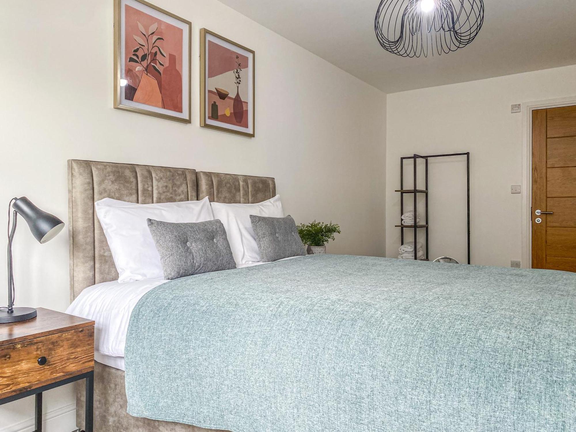 2 Bedroom City Centre Apartment In High Wycombe With Parking Zewnętrze zdjęcie