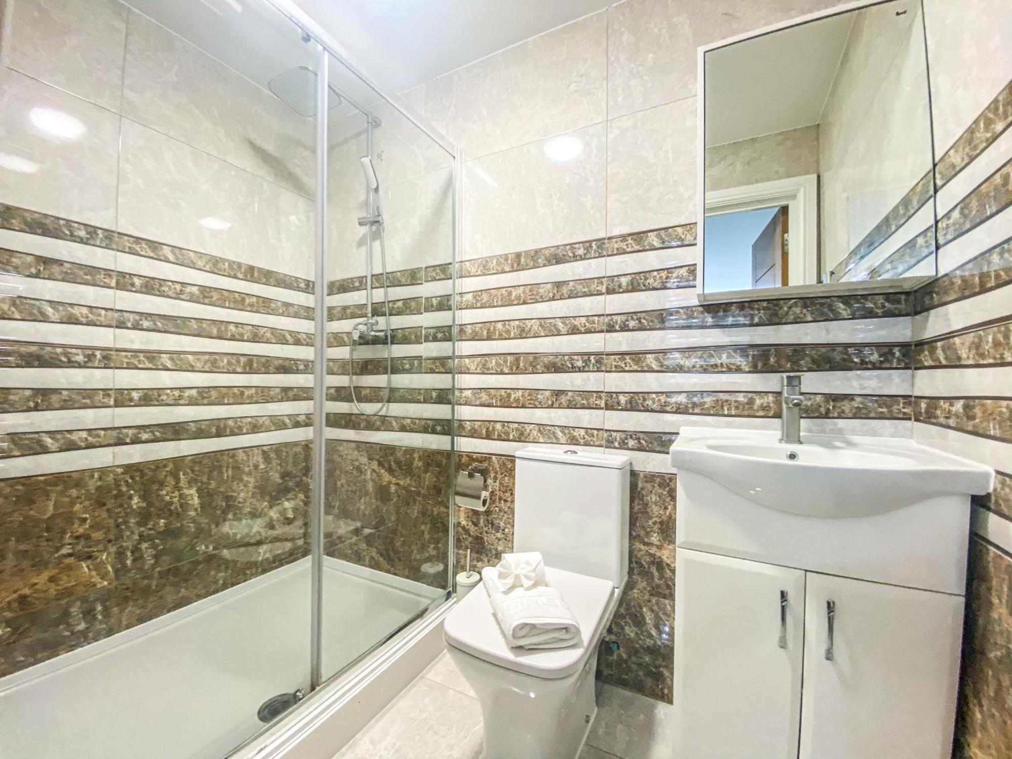 2 Bedroom City Centre Apartment In High Wycombe With Parking Zewnętrze zdjęcie