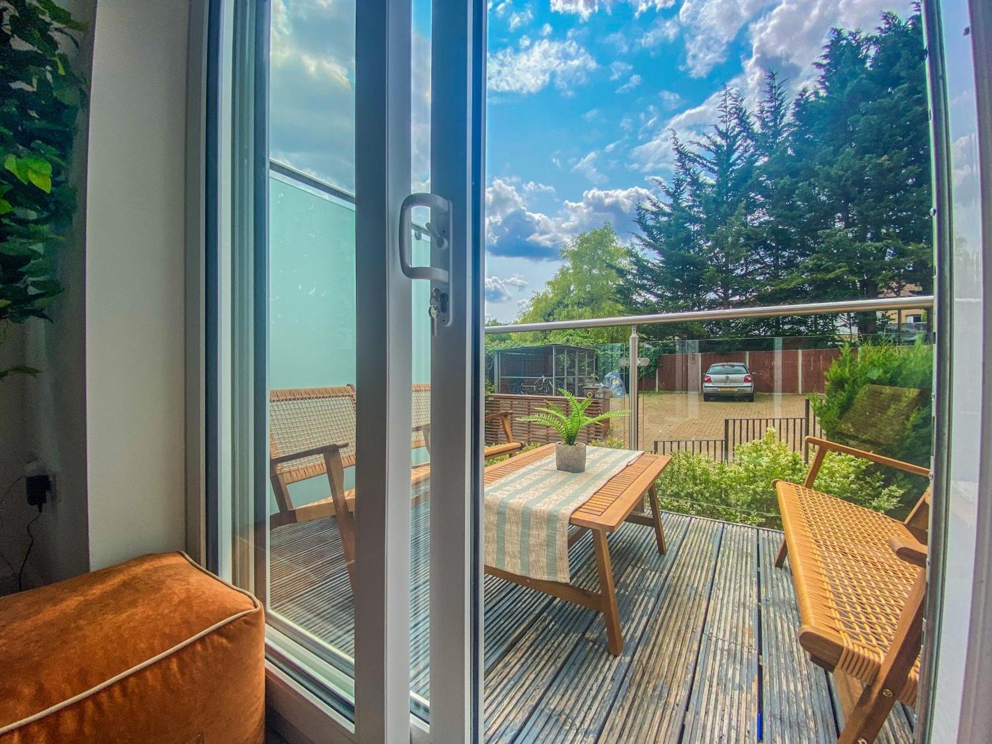2 Bedroom City Centre Apartment In High Wycombe With Parking Zewnętrze zdjęcie